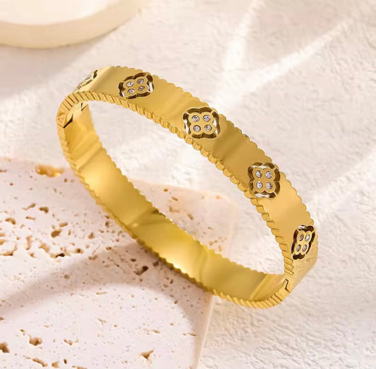 Clover 4 Diamonds Handcuff